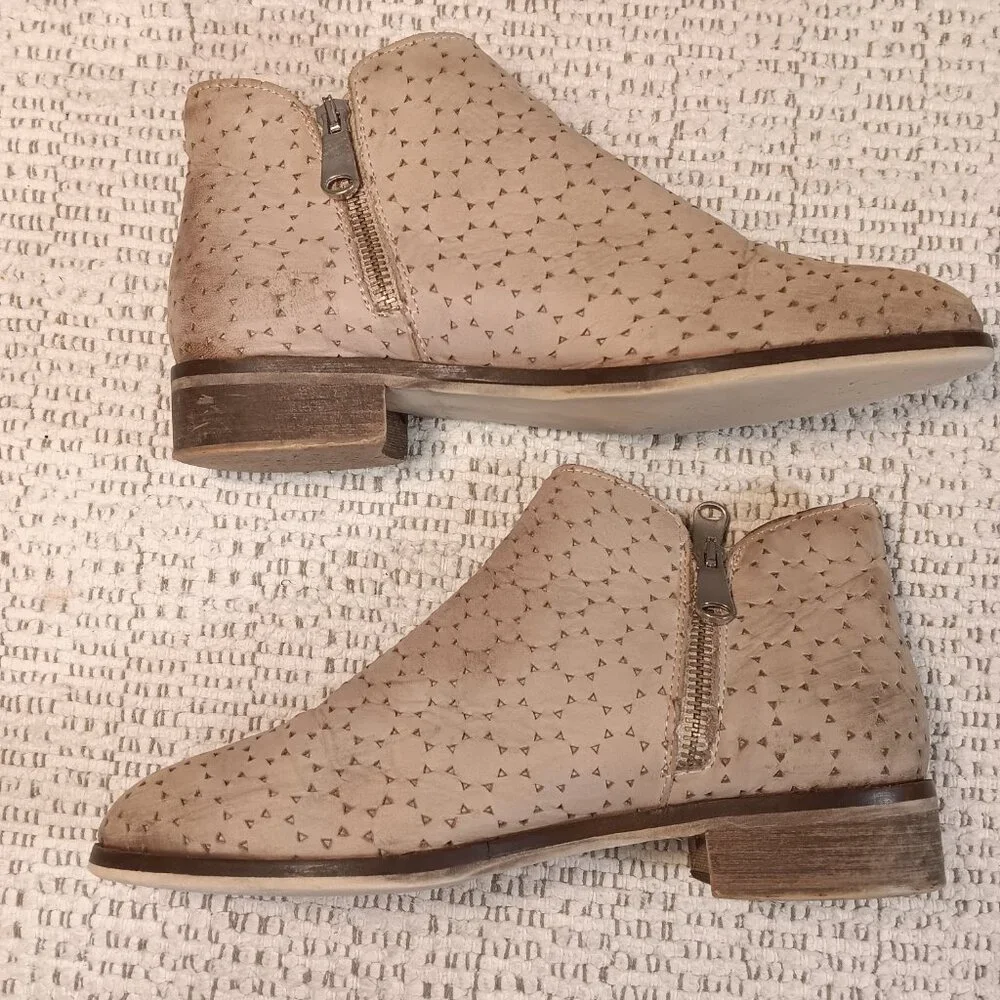 Bata women's tan beige leather laser cut out double zipper ankle boots sz 6.5 US